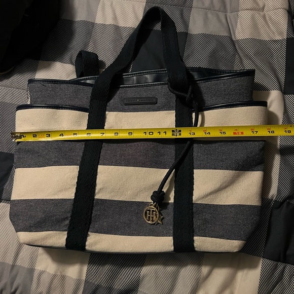 Tommy Hilfiger purse - Picture 7 of 9